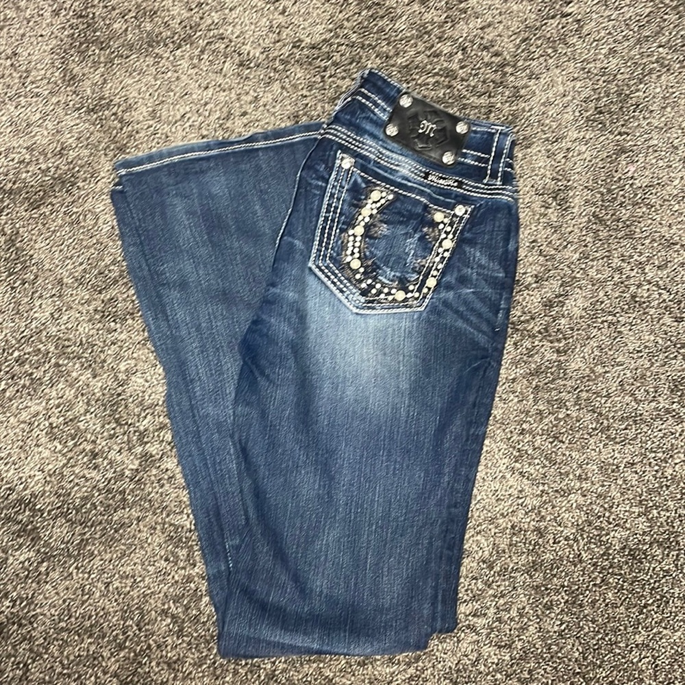 Miss Me 28 Mid-Rise Bootcut - Horseshoe pockets
